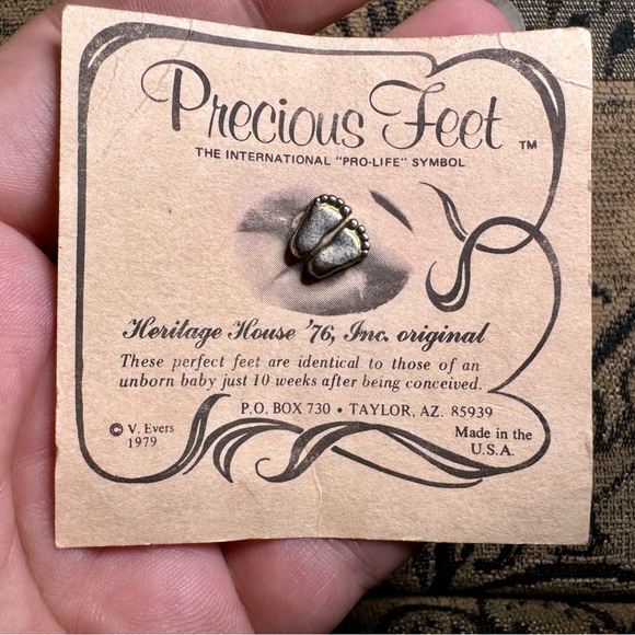 Vintage 1976 Precious Feet Pin - Picture 5 of 6